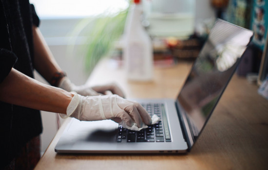 How to clean the laptop from the trash and dust